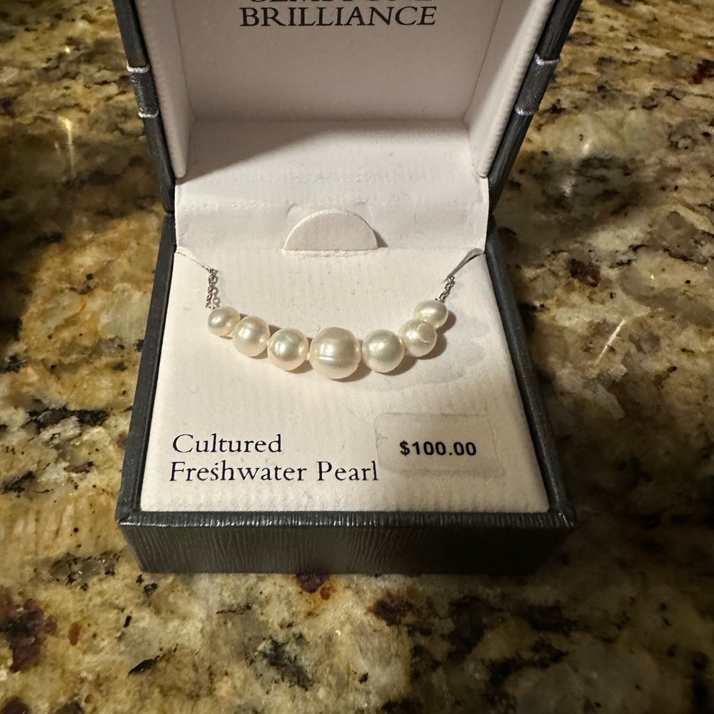 Cultured Freshwater Pearl Necklace 18 inch chain!